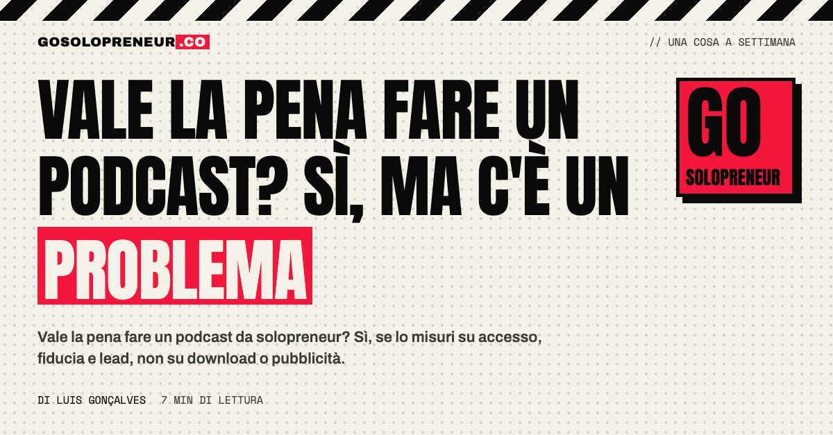 Scrivania con microfono e agenda di un solopreneur: vale la pena fare un podcast