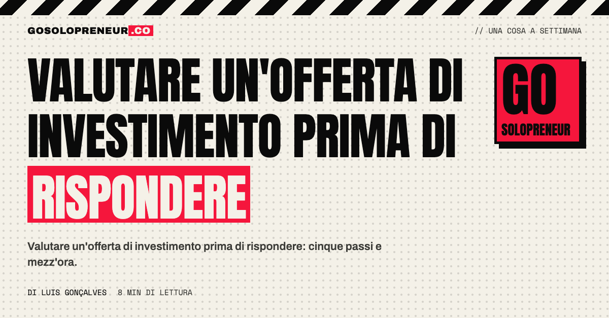 Una scrivania con calcolatrice e term sheet, per valutare un'offerta di investimento