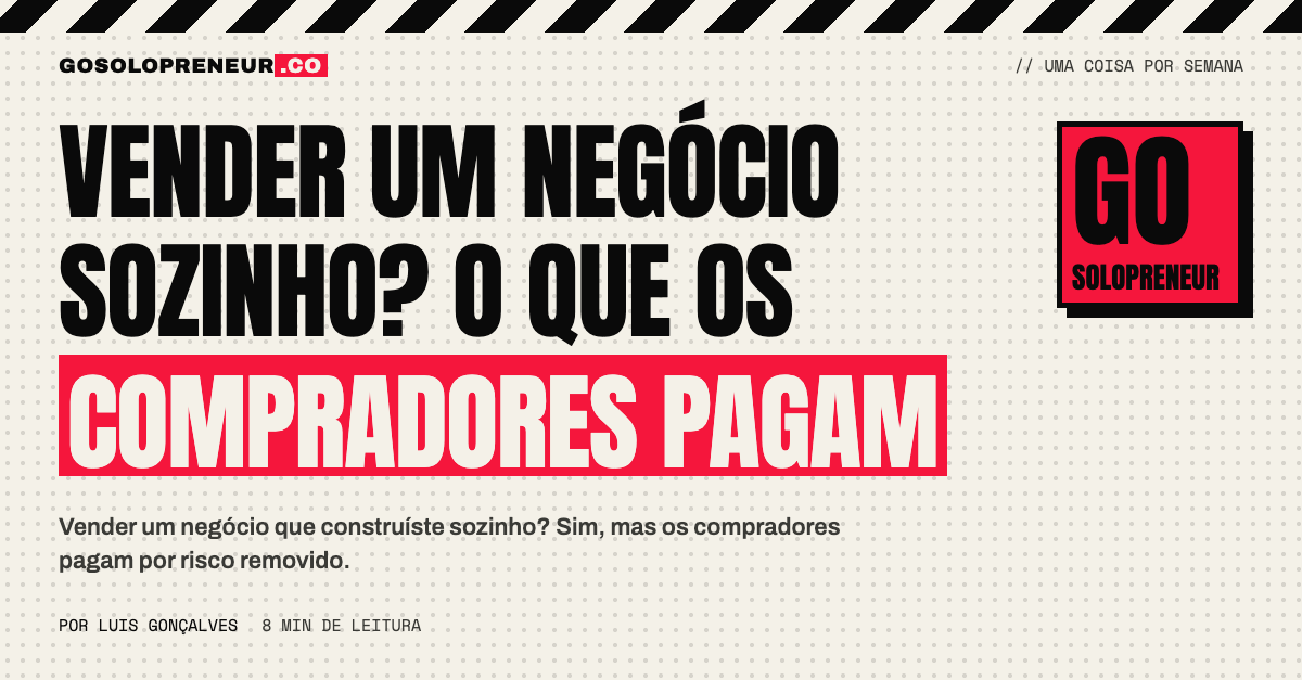 Mesa de trabalho de um fundador solo com um portátil e papéis, a preparar o negócio para uma venda