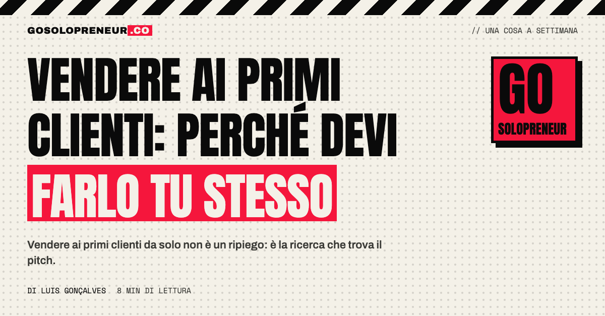 Solopreneur al telefono con un cliente mentre appunta le obiezioni: vendere ai primi clienti di persona