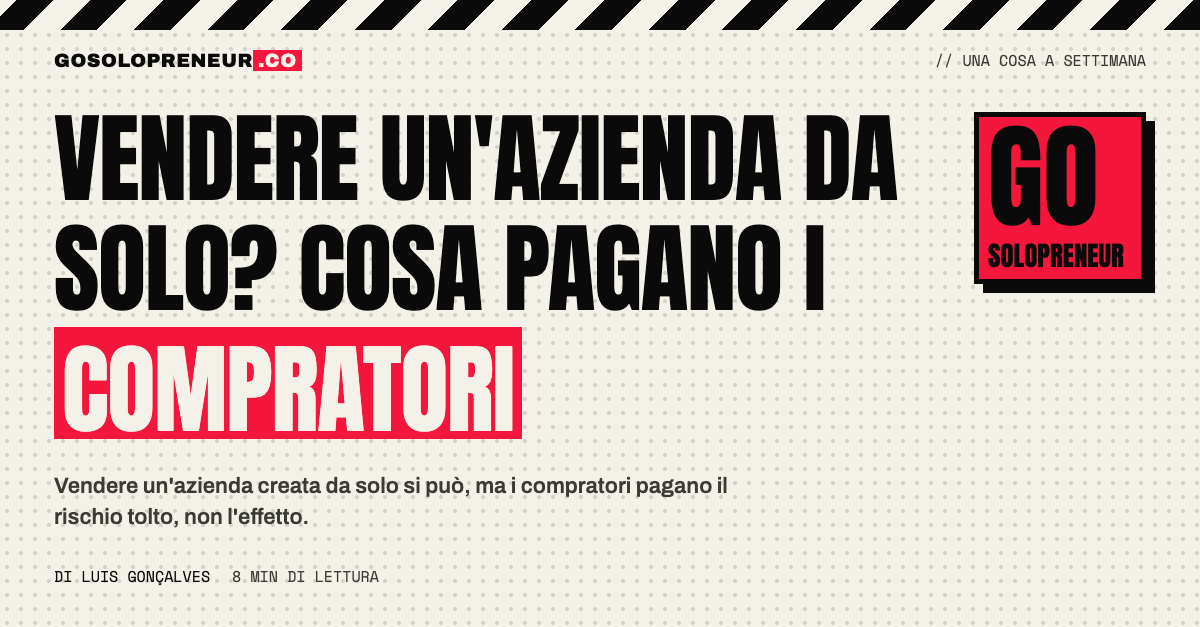 Fondatore solo davanti alla sua azienda con un cartello in vendita: vendere un'azienda