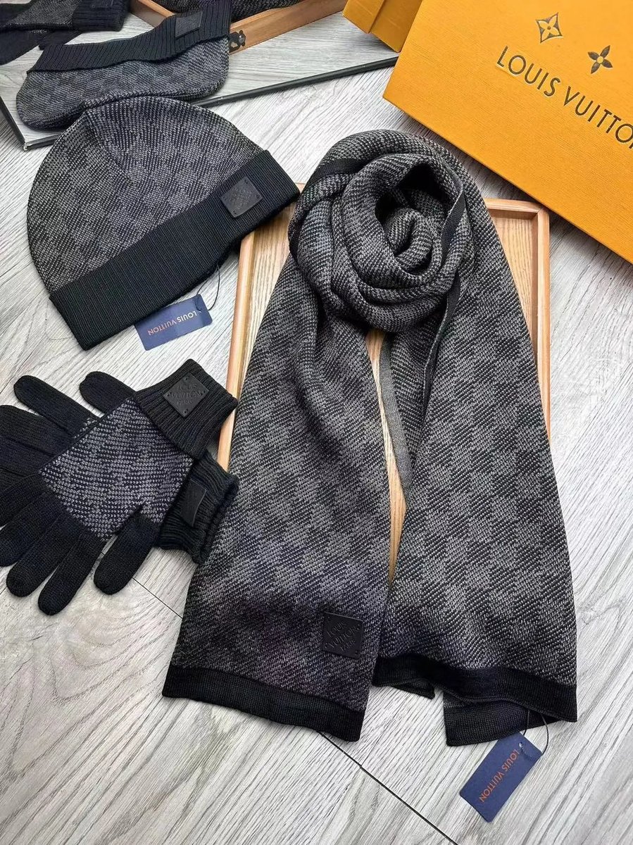 louis vuitton set INCLUDES GLOVES BEANIE AND SCARF CHECK DESCRIPTION