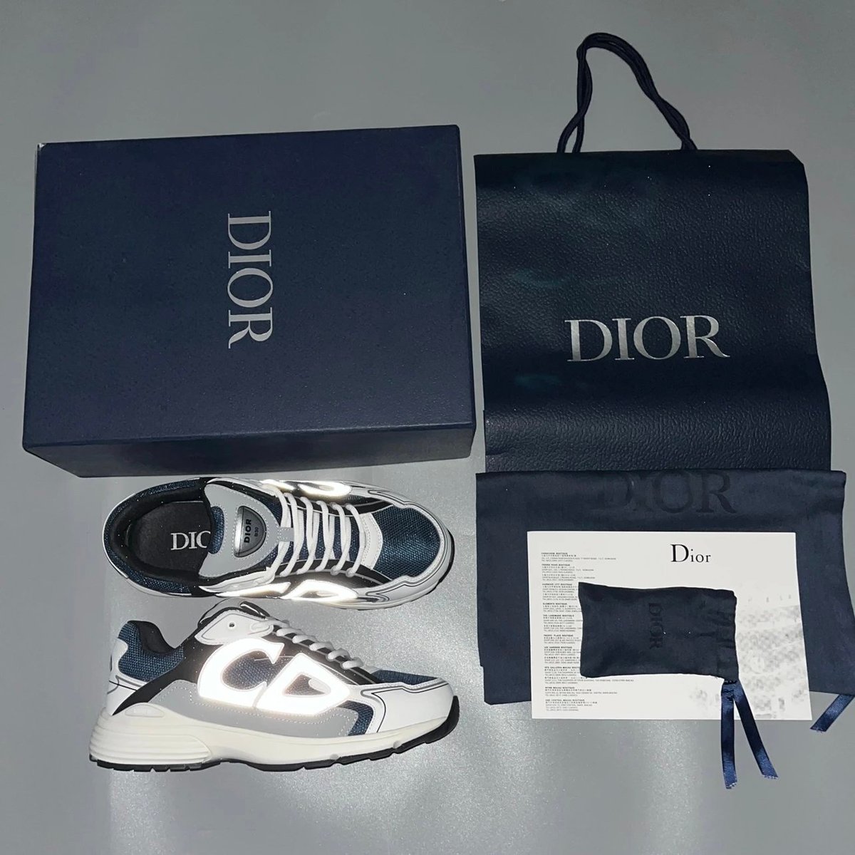 1:1 SICK QUALITY NO FLAWS WHAT SO EVER COMES WITH ALL BOX BAG AND PAPERS 