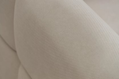 Fitelia kinyitható kanapé tárolóval - világos bézs Pretty 03 plüss / bükk lábak Kanapé rozkladana Fitelia tárolokkal - világos bézs plusz Pretty 03 / bükk 