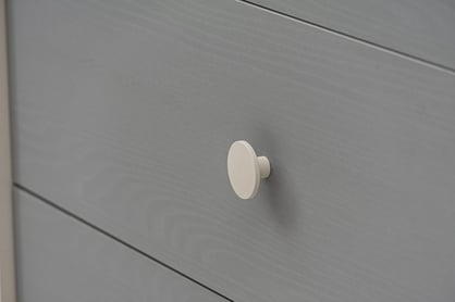 Comodă cu sertare Marla 90 cm - nisip deșert / palladium gri Comoda dziecieca Marla 90 cm cu sertare - piasek pustyni / gri pallad