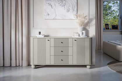 Komoda Vespera 160 cm so zásuvkami - kašmírová / čierna / kašmírové nohy Komoda so zásuvkami Verspera 160 cm - kašmír / čierny úchyty / kaszmirowe nožičky kule