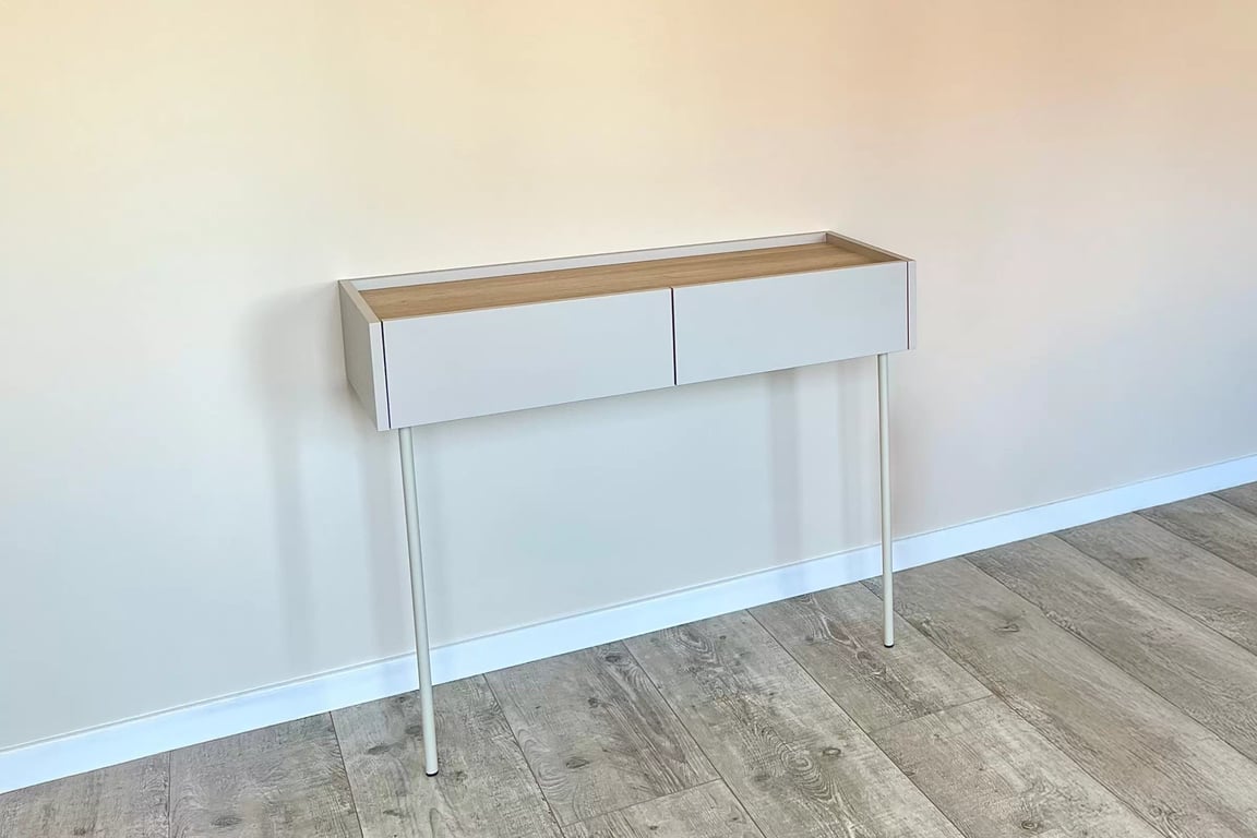 Consola Desin / masa de toaleta 100 cm cu sertare si picioare metalice - cashmir / stejar nagano Konsola / toaletka Desin 100 cm cu sertare cu picioare metalice - cașmir / stejar nagano