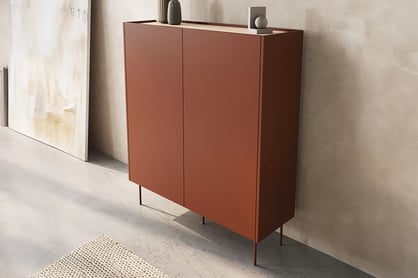 Dulap Desin 120 cm cu două uși și două sertare - roșu ceramic / stejar nagano dulap Desin 120 cm z ukrytymi sertare cu picioare metalice - ceramic red / stejar nagano