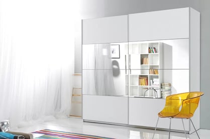 Skriňa s posuvnými dverami a zrkadlom Beta 58 - biela - 220 cm Biela Skriňa z zrkadlami .