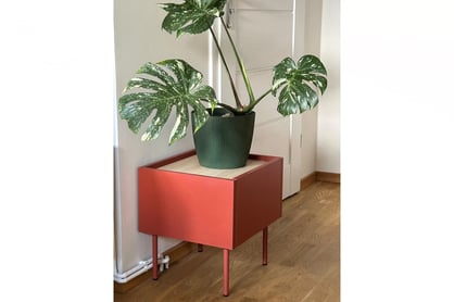 Desin éjjeliszekrény fiókkal 45 1SZ - kerámia vörös / nagano-tölgy Szafka éjjeli Desin z szuflada 45 cm - kerámia vörös / dab nagano