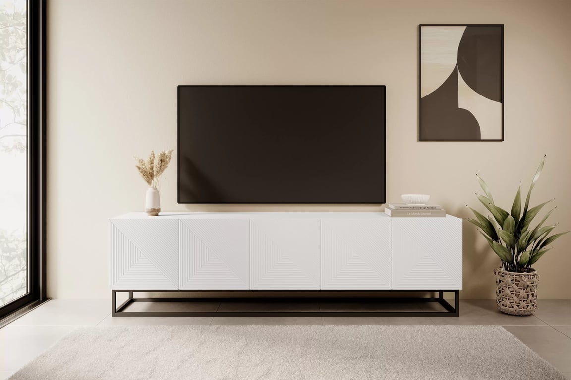 TV stolík Asha 200 cm na čiernom podstavci - biely mat TV skrinka Asha 200 cm ryflowany Predná časť i metalowym, čiernym stelazem - biely mat