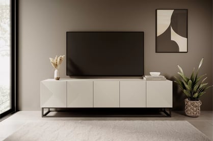 Comodă TV Asha 200 cm cu partea frontală striat și cadru metalic negru – bej cashmere Dulap TV Asha 200 cm ryflowany partea frontală i metalowym, czarnym stelazem - cașmir