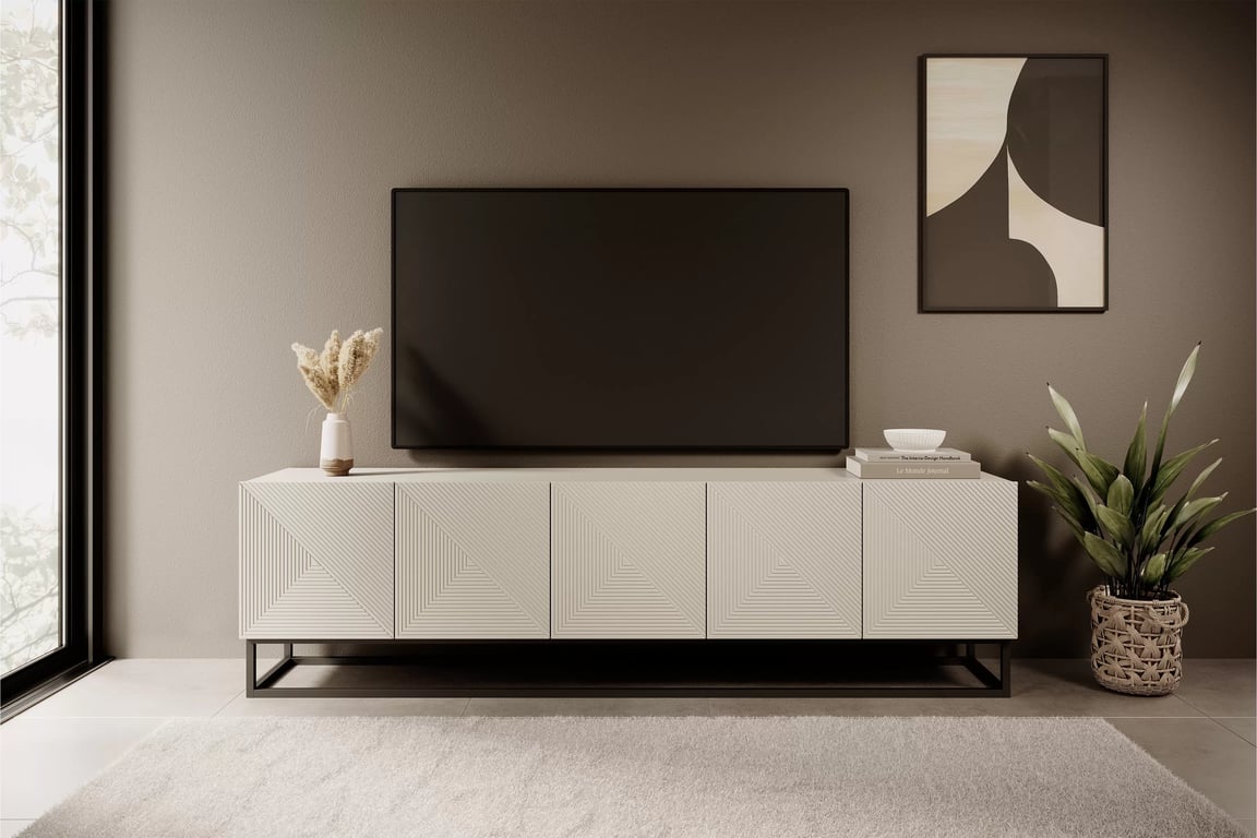 Comodă TV Asha 200 cm cu partea frontală striat și cadru metalic negru – bej cashmere Dulap TV Asha 200 cm ryflowany partea frontală i metalowym, czarnym stelazem - cașmir