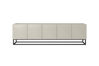 Comodă TV Asha 200 cm cu partea frontală striat și cadru metalic negru – bej cashmere Dulap TV Asha 200 cm ryflowany partea frontală i metalowym, czarnym stelazem - cașmir