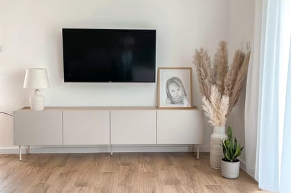 Comodă TV cu patru uși și un sertar Desin 220 4U1S - cașmir / Stejar nagano Dulap TV Desin 220 cm  z ukryta szuflada pe bază de metal - cașmir / stejar nagano