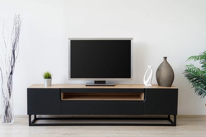 Comodă TV Loftia 200 cm cu nișă și cadru metalic – stejar artisan / negru mat Skříňka tv na kovových nohách Loftia