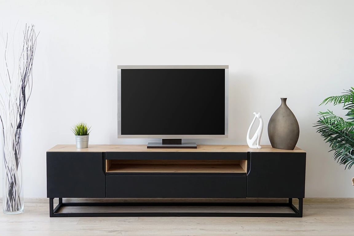 Comodă TV Loftia 200 cm cu nișă și cadru metalic – stejar artisan / negru mat Skříňka tv na kovových nohách Loftia