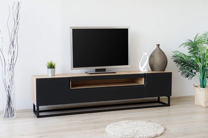 Comodă TV Loftia 200 cm cu nișă și cadru metalic – stejar artisan / negru mat Skříňka tv na kovovém podstavci Loftia