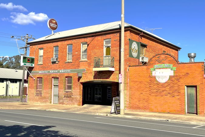 LEASEHOLD - Royal Mail Hotel, Mooroopna VIC - 1P0268