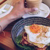 Hole-in-the-Wall Cafe with Cult Bagel Brand, Delivery Platforms & Growth Potential image
