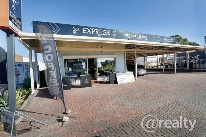 Retail/Cafe shop  on the main road for lease