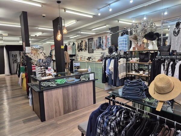 Popular Women\'s Fashion Boutique - Prime Location