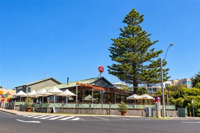 Iconic Coastal Tavern and Freehold for Sale, photo 1