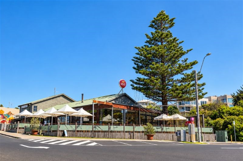 Iconic Coastal Tavern and Freehold for Sale, photo 1