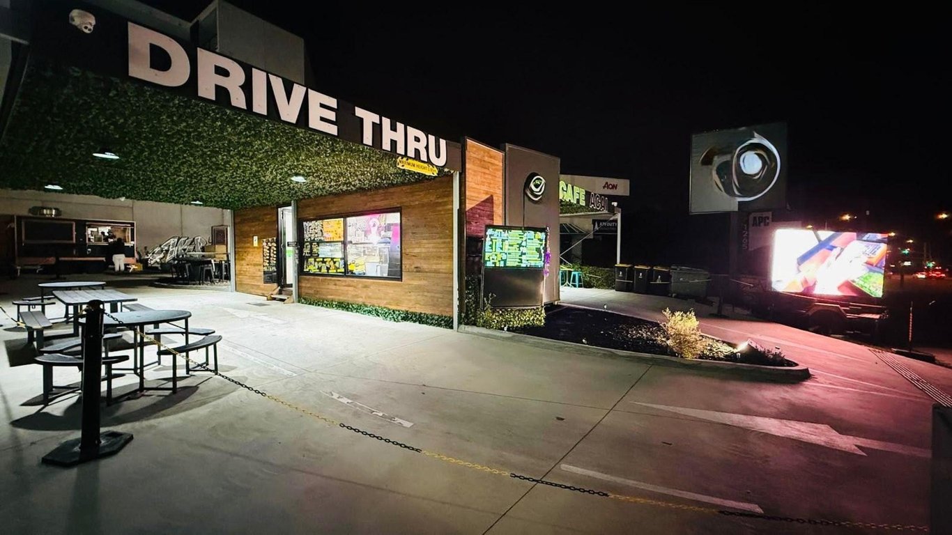 UNDER CONTRACT - Rare Drive Through Cafe, Acai & Food Truck Rental|Prime Location|Profits $250,000, photo 4