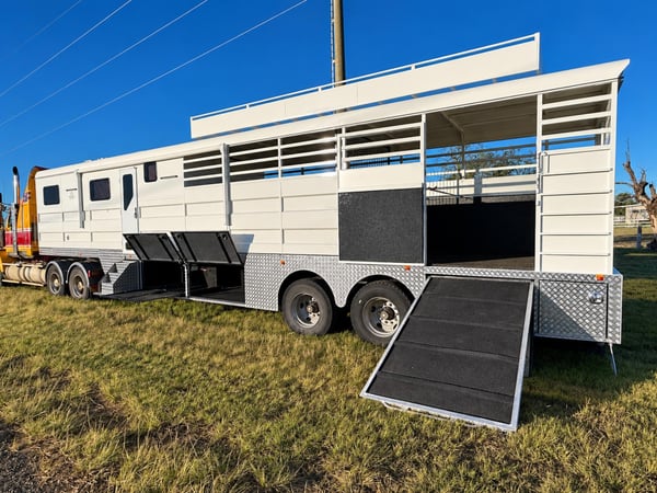 Chuck Wagon Fitouts. Equine Fitout Business.