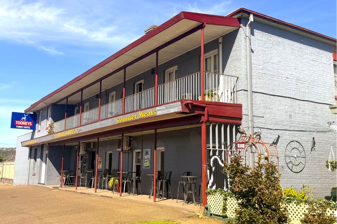 FREEHOLD HOTEL & ACCOMMODATION - Family Hotel, Cootamundra NSW - 1P0382