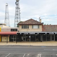 CAFE 3858. LICENSED CAFE, HEAVY TOURIST AREA IN HEYFIELD. image