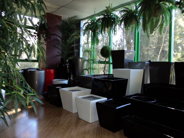 IMPORT/WHOLESALE OF FIBREGLASS PLANTERS