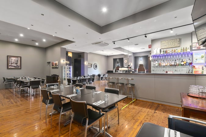 LEASEHOLD - The Old Bank Cafe Restaurant, Tocumwal NSW - 1P0512