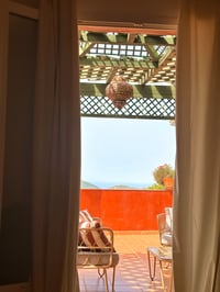Vue sur la terrasse depuis intérieur