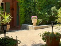 Entrée vue du jardin