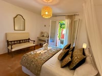 Chambre lit simple ouvert sur la terrasse
