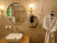 Salle de bain evier et miroir