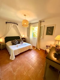 Chambre lit simple vue générale fenêtre ouverte