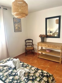 Chambre lit simpple vue sur le miroir