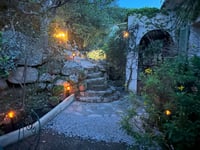 Entrée villa de nuit