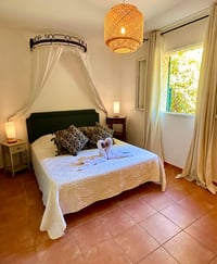 Chambre lit simple 2 vue générale fenêtre ouverte
