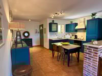 Cuisine vue sur porte d'entrée
