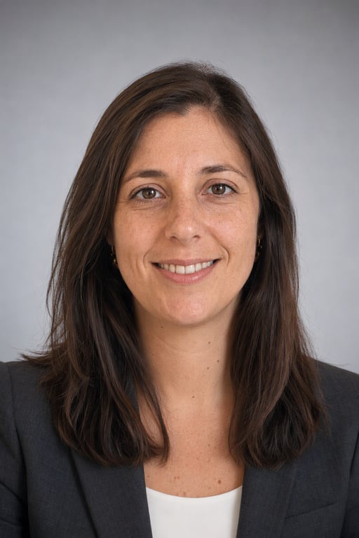 La misma mujer con blazer gris oscuro sobre fondo gris claro de estudio, un retrato profesional generado por Visio AI