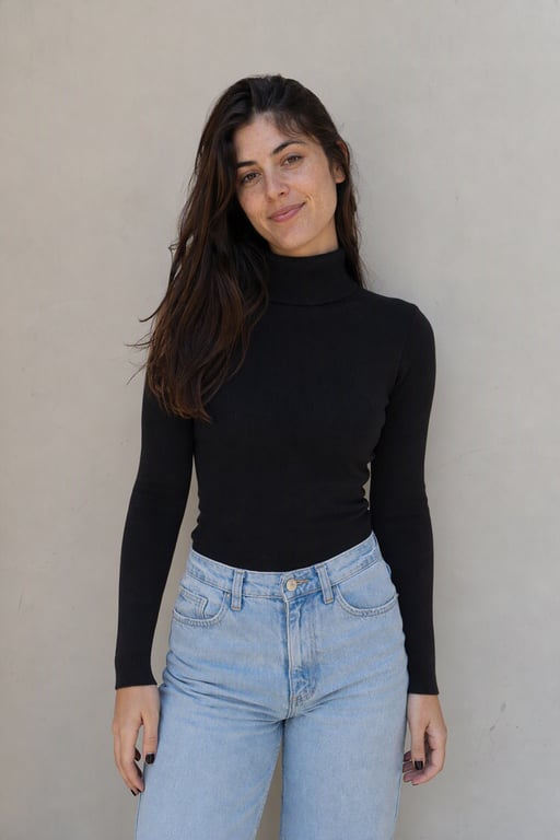 Polera negra de cuello alto