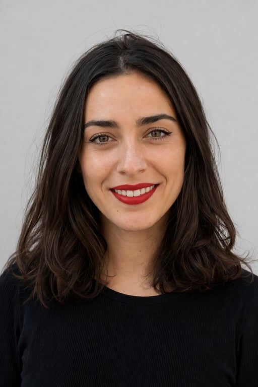 Labios rojos: Delineado limpio, cejas peinadas, rojo intenso