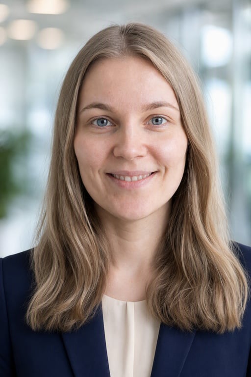 Toimisto: Laivastonsininen bleiseri, pehmeästi sumennettu työtila
