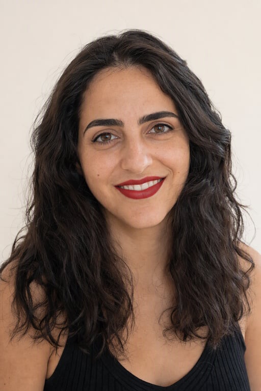 שפתון אדום: קו נקי, גבות מסודרות, אדום רווי