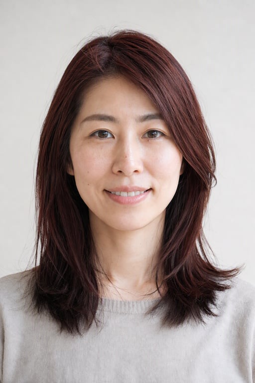レッドブラウン: 赤みを生かした深いブラウン。秋冬に強い色