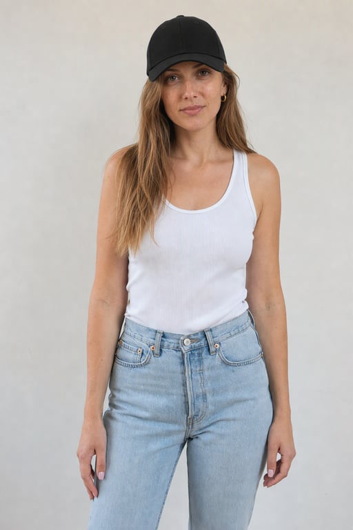 Juoda kepuraitė su snapeliu